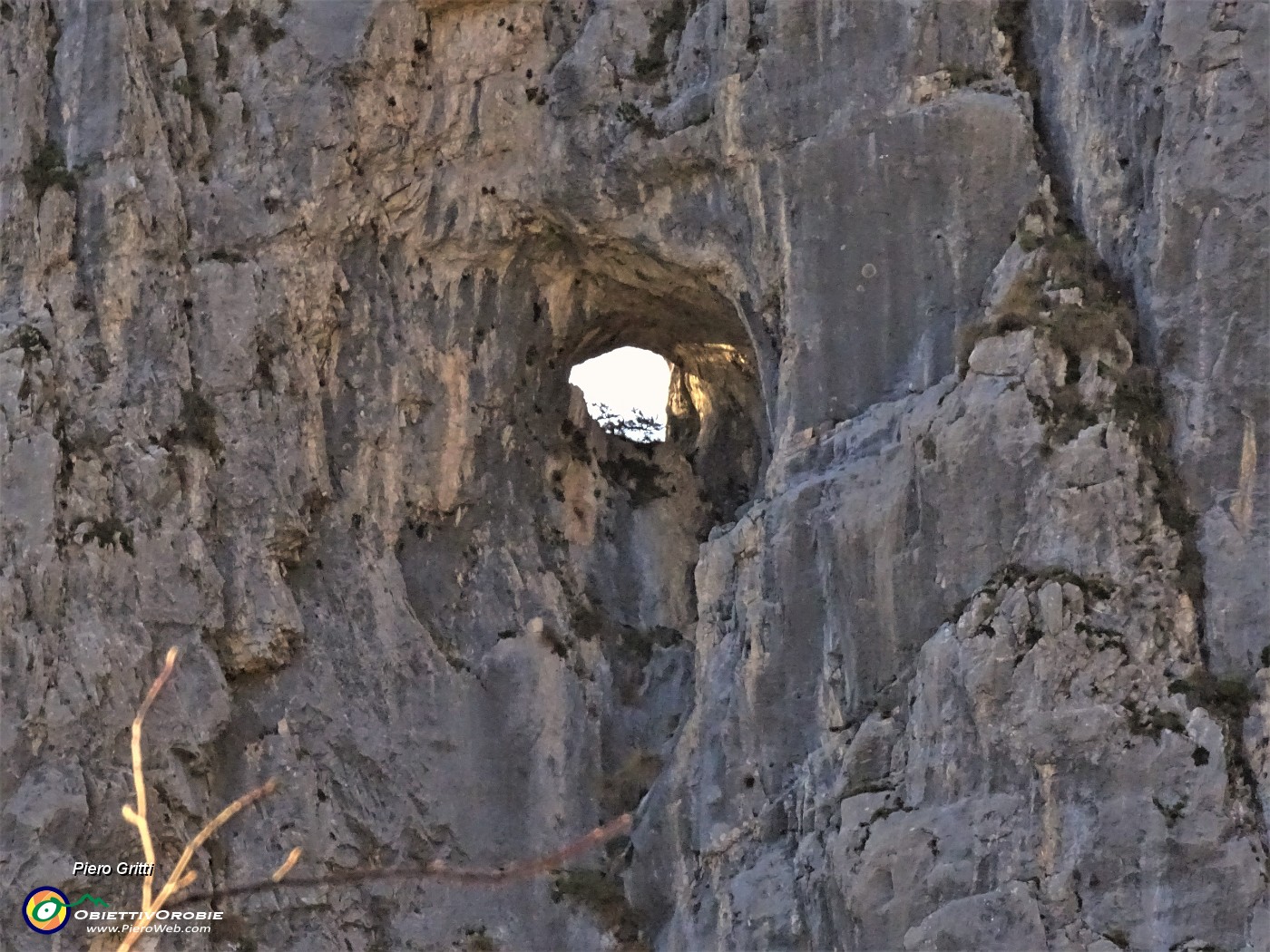 77 Il foro nella roccia.JPG